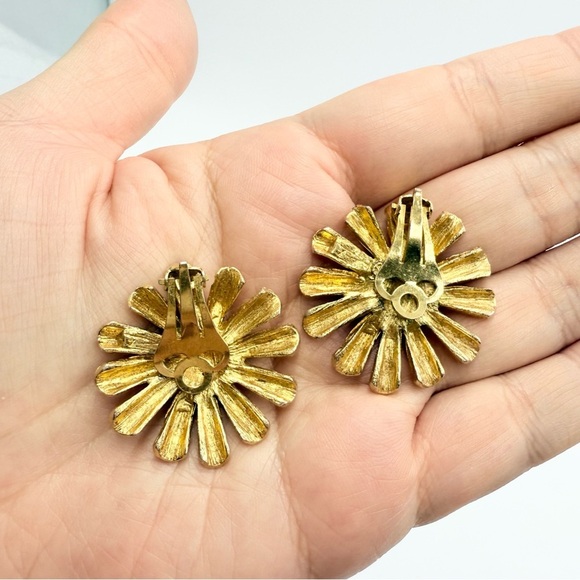 Vintage Gold Tone Flower Shaped Clip On Earrings - Picture 4 of 6